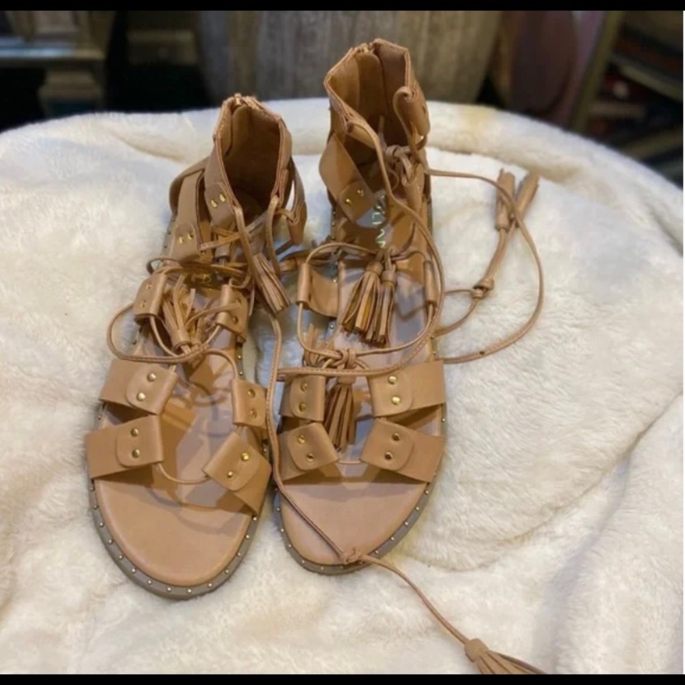 NWOT —> Tan gladiator sandals